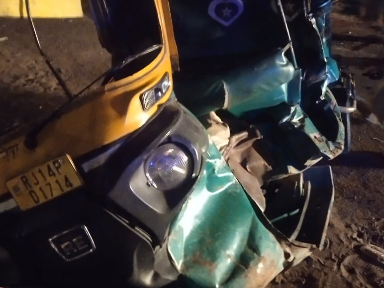 Bus and Car collision on Jaipur-Agra Road, see two people injured in video