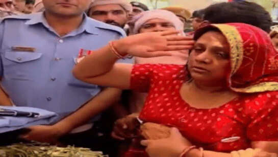 Woman gave the last farewell to the tortured soldier in the Pakistani attack, see wife in the video-I love you please get up
