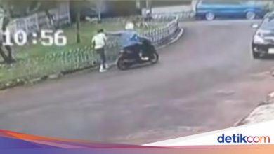 The seconds of the designer mother Didiet Maulana were broken until it fell down
