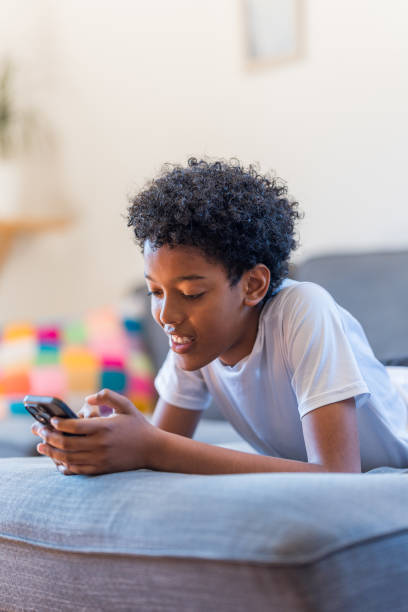 8 reasons to keep kids away from the phone