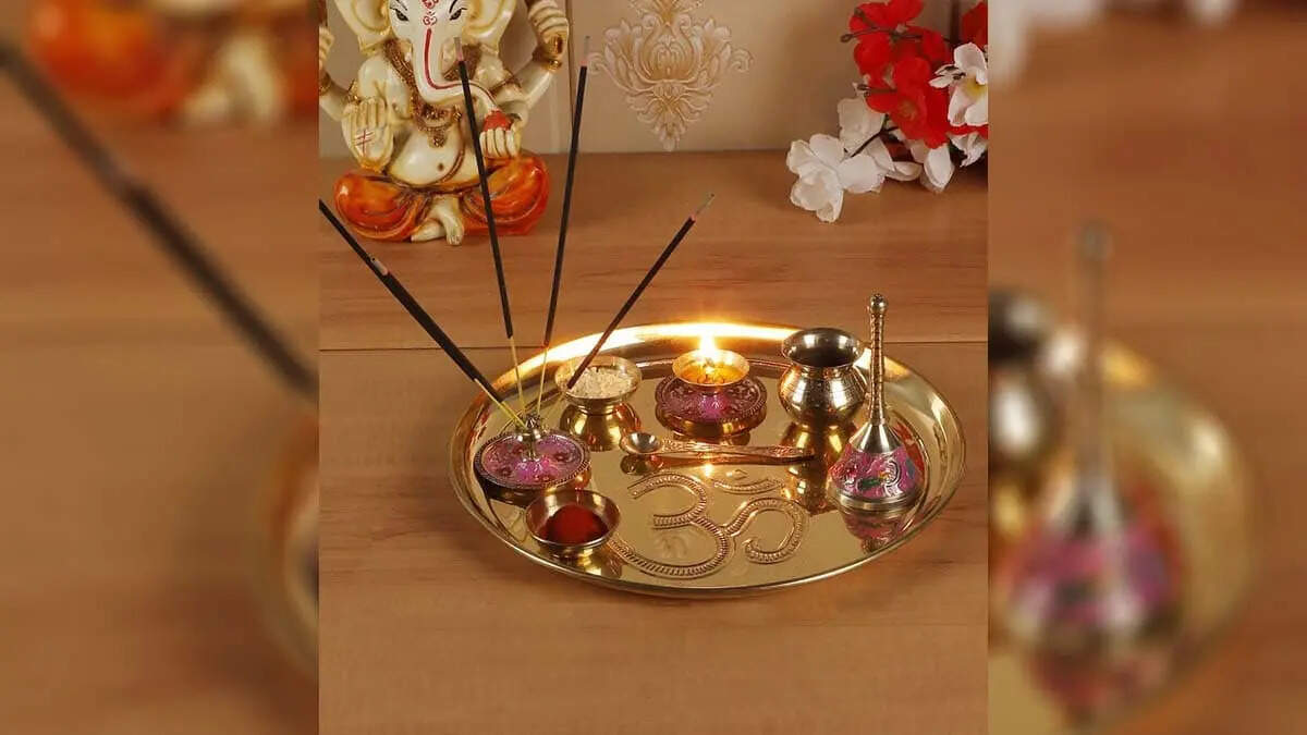 Glass breaks into the house, fall water or falls Aarti plate, these incidents are not unnecessary, know what to show