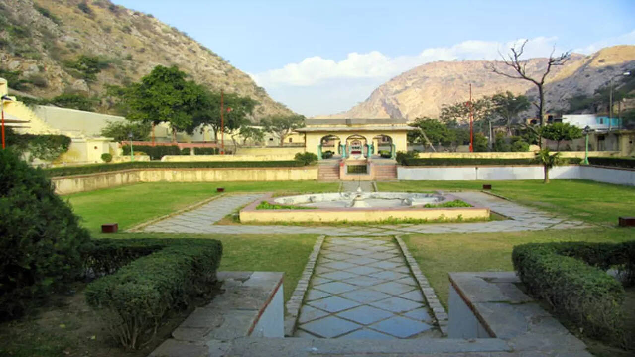 How does Sisodia Rani Bagh know a sign of love for love, know the terrible secret that is still hidden in the video documentary