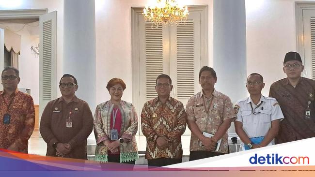 Andra Soni meets the Damri managing director, examines the Banten Rapid Transit Bus cooperation