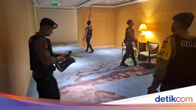 Metro Jaya Regional Police Mobile Brigade Sterilizing Sterilizing Australian PM Visit