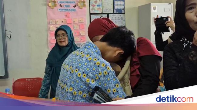 The screaming of Depok Elementary School students in the arms of the mother to the brawl