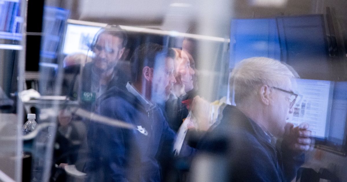 Hedging funds change the trading strategy to adapt to the market fluctuations