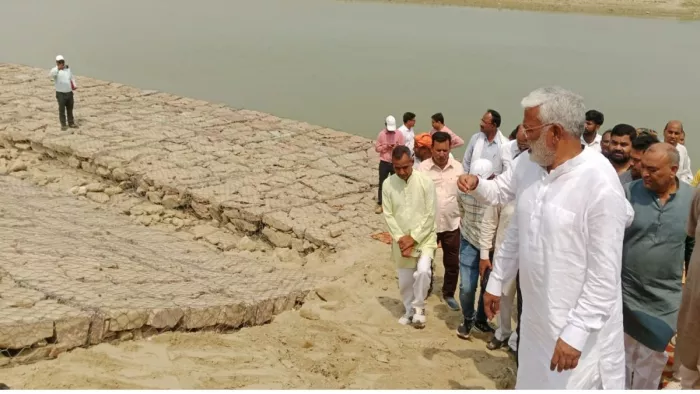 GORAKHPUR NEWS: Minister of Water Power has an edge of the flood safety works, strict instructions to officials – Jal Shakti Minister inspects the flood protection work.