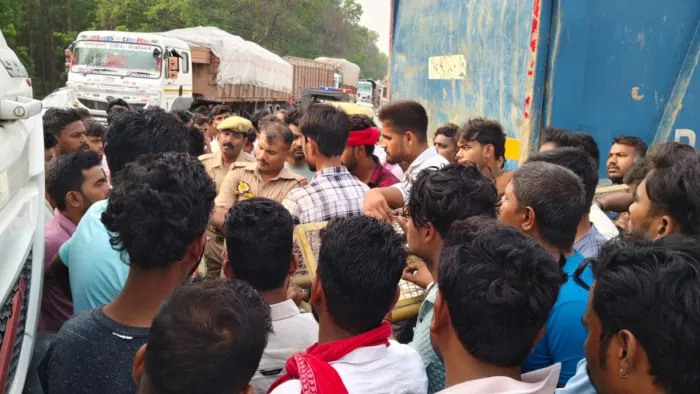 UP NEWS: In Maharajganj, the dumper crushed the woman, the riot of the residents; Highway Jam – Woad accident woman killed by Dumper in residents protests on Mahganjj