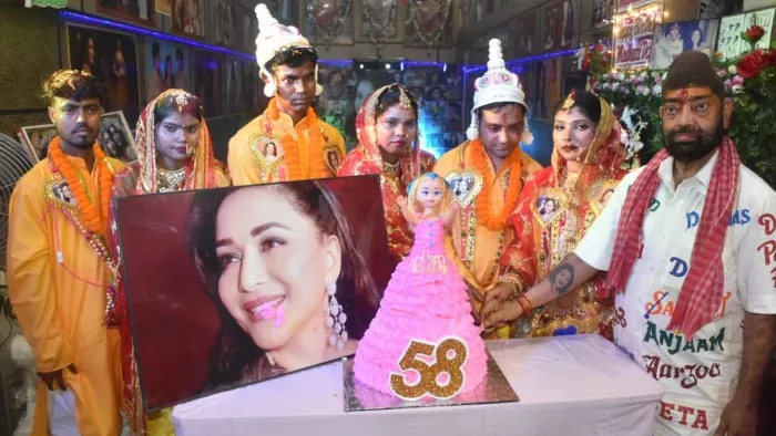 Jamshedpur News: Jamshedpur, became a witness to the unique celebration of the fan, returned on Madhuri’s birthday