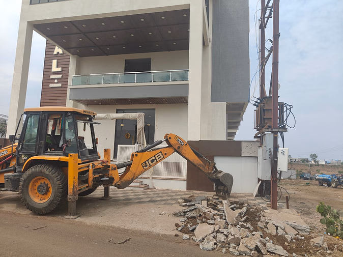 Bulldozer of Thunder Administration on illegal colonies of Bhopal, exceeding crores of crores of crores, the police were present