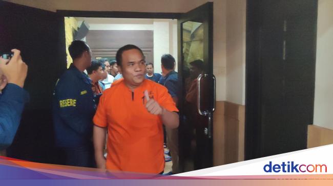 The extortion suspect, the chairman of the Cilegon Kadin, thus lifted an inch for reporters