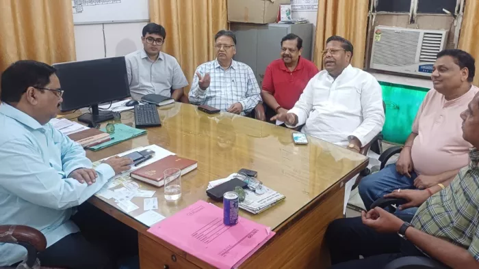 UPPCL: Evil villagers reached the power station due to a lack of electricity supply, sat on the Dharna; The officials ran away after seeing the attitude of the authorities