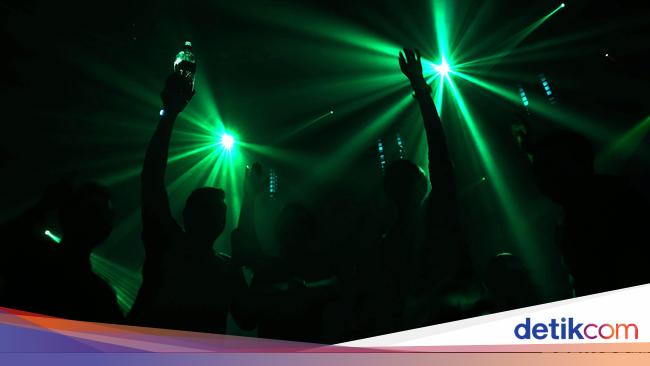 Farewell students from Sman 1 Sungai Tabuk at the nightclub the principal is reprimanded