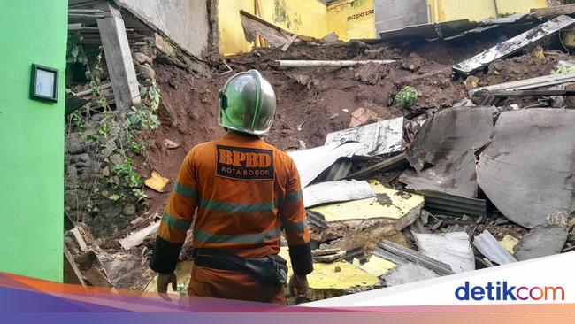 Home in Bogor collapsed when it was raining heavy, ABG was injured