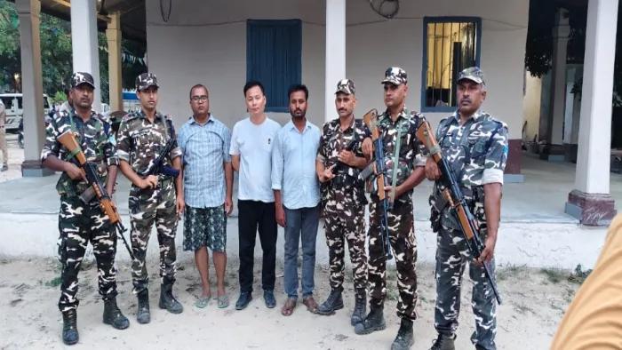 Madhubani News: Two Nepali arrested with a Chinese citizen entering the Indian border has repaired these things – Chinese and Nepal -Burger arrested on the border of India Nepal with credit cards