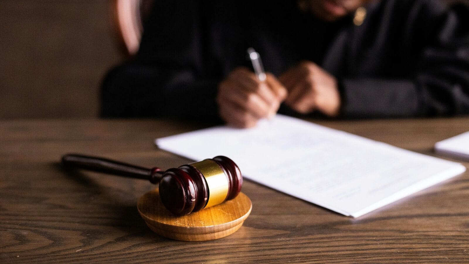 The court asks the woman to pay £ 8.3 Lakh for bumping into a stranger while he walks; Social media responds | Today news