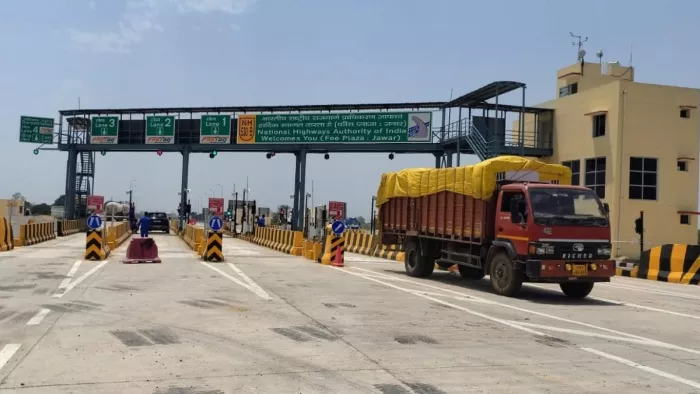 Hathras Mathura Beard on the newly built highway, the load on the bags of passengers, must be paid tax; It’s Tolk Rates – Hathras New Mathura Bareilly Highway Toll Plaza Open near Jawar