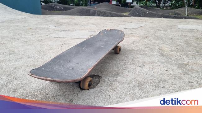 Teenagers want to fix the damaged Skatpark Kalijodo