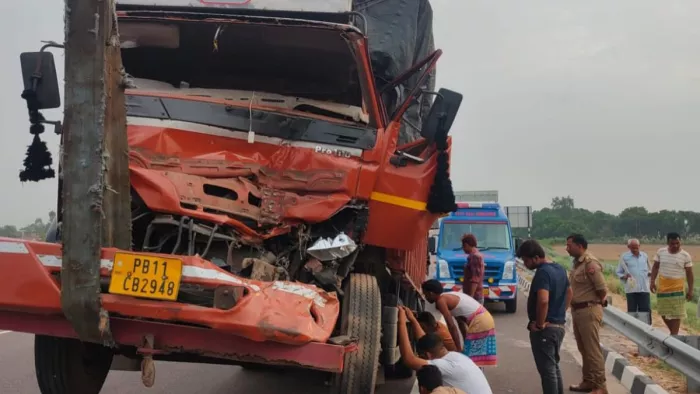 CANPUR CLIME: Truck collided in Standing Tractor Rolley on the highway, young man dies; Five injured – Kanpur crash vehicle hits trekker car on highway one death five injured