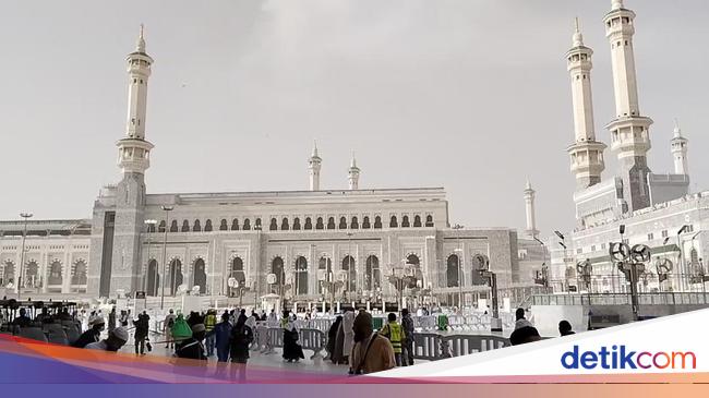 The Indonesian pilgrims were asked not to leave the steak cards to others