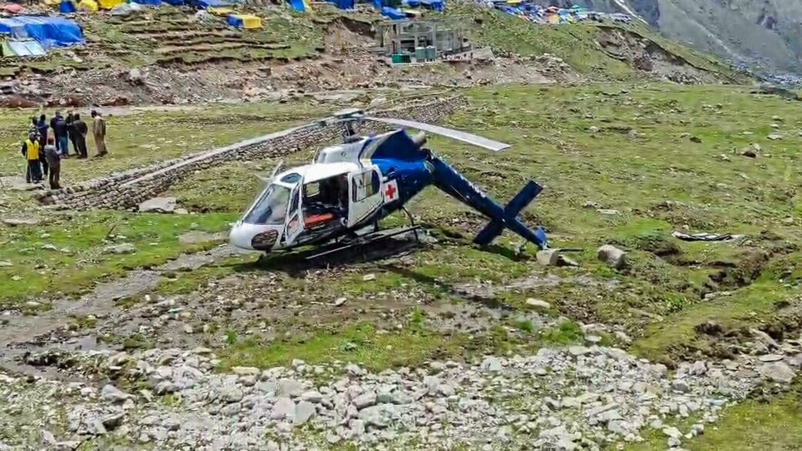 Moment when air ambulance helicopter falls into kedarnath on camera – watch viral video | Today news