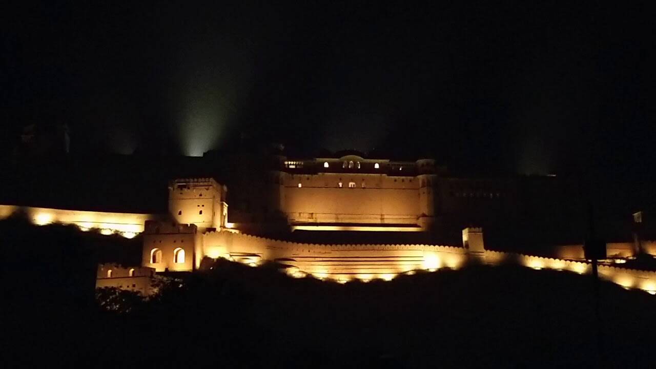 Amer is hidden behind the walls of the fort, the secrets that come alive at night know a narrow reality in the video