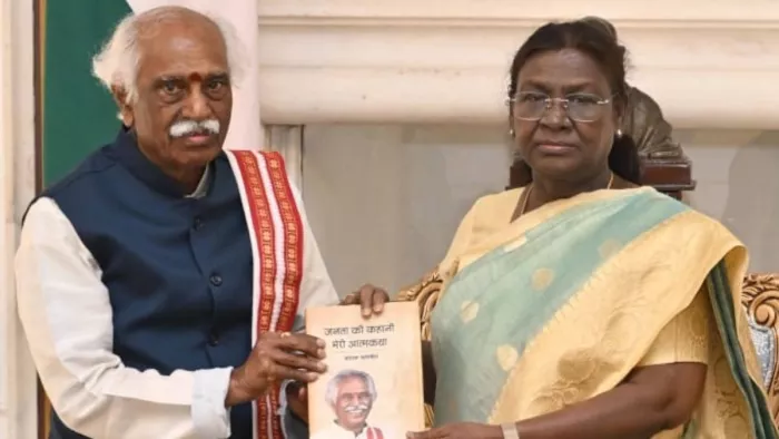 The Governor of Haryana, Bandaru Dattatreya, met the president, presented his book ‘Jana Ki Autobiography’ – Governor Bandaru Dattatreya met President Draupadi Murmu.