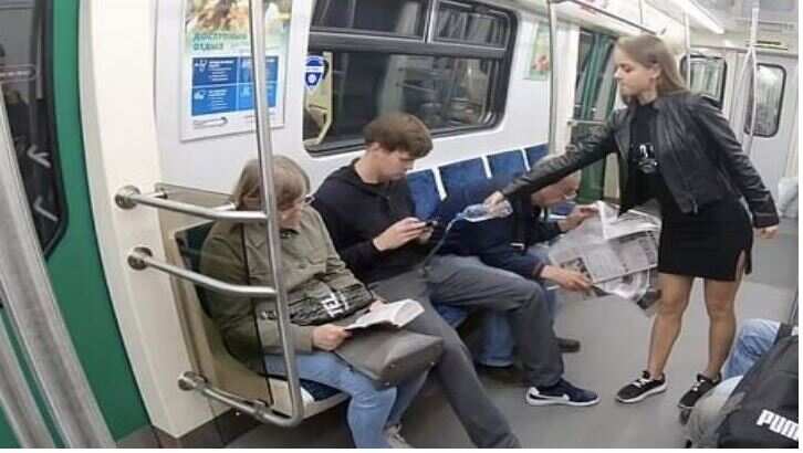 This girl learns such lessons for men sitting in public places