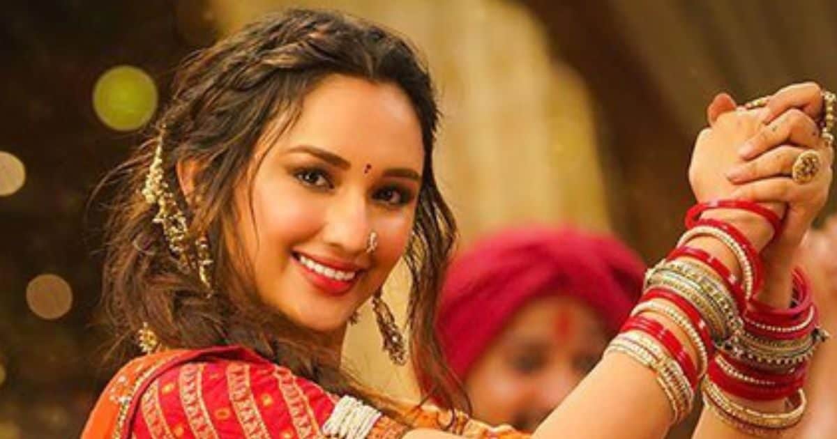 ‘Dance of 300 people in 45 degrees …’ The song ‘Dholida Dhol Nagada’ on Juban, Akanksha Sharma made it crazy with Garba Moves