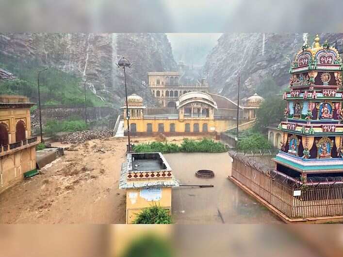 After the establishment of Jaipur, a pilgrim became a pilgrimage village, where the water of the pool is considered nectar as nectar