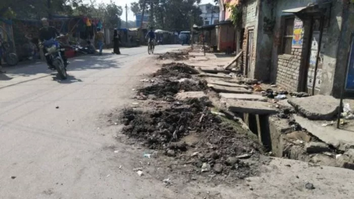 Delhi Draining Cleaning: How is this cleaning in Delhi? People get problems instead of relief – ncr delhi drain cleaning efforts cause stench and mess for residents
