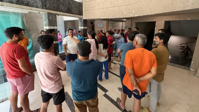 NEIDA NEWS: The builder gave the club gym to the third party, the riot lasted seven hours; Not inaugurated – Ncr Noida residents protesting Builders Gym Outsourcing