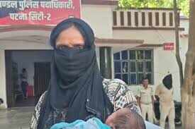 In Patna, a child was stolen from the house at midnight, the police vehicle was seen and the thief ran away in the cemetery