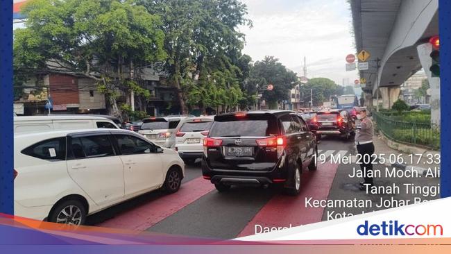 Traffic density points on Jalan Arteri Jakarta Monday morning