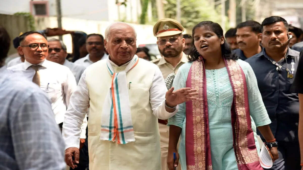 Bihar -Governor Arif Mohammad Khan has reached BN College, silence over the death of the student due to bombing