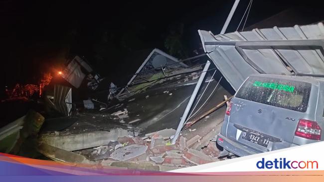 Landslides in west -java night -right timing village houses, 3 people were injured