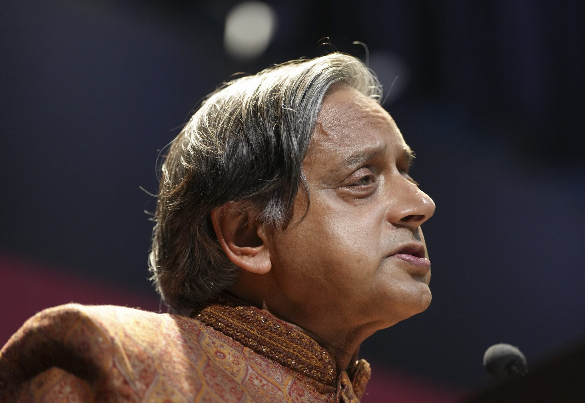 Shashi Tharoor has become a sore throat for the congress, the party does not think of any solution!