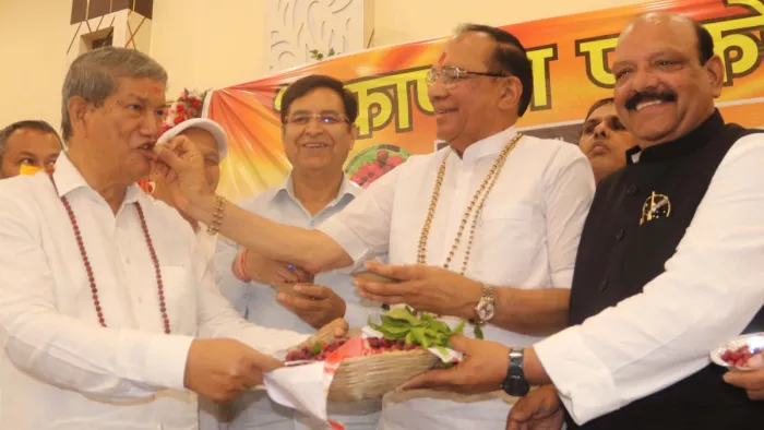 Uttarakhand News: Taste in Kafal Party Also … Politics too, Harish Rawat has many targets with one arrow – Uttarakhand News Harish Rawa Caafs Caafal Party Politics and Local Pride
