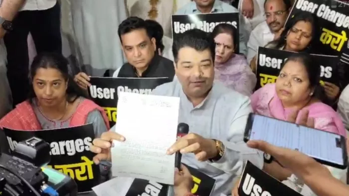 After the factory license, the user costs have now raised the concerns of the dealers in Delhi, AAP councilors have carried out -NCR MCD user costs Delhi fans come before new load