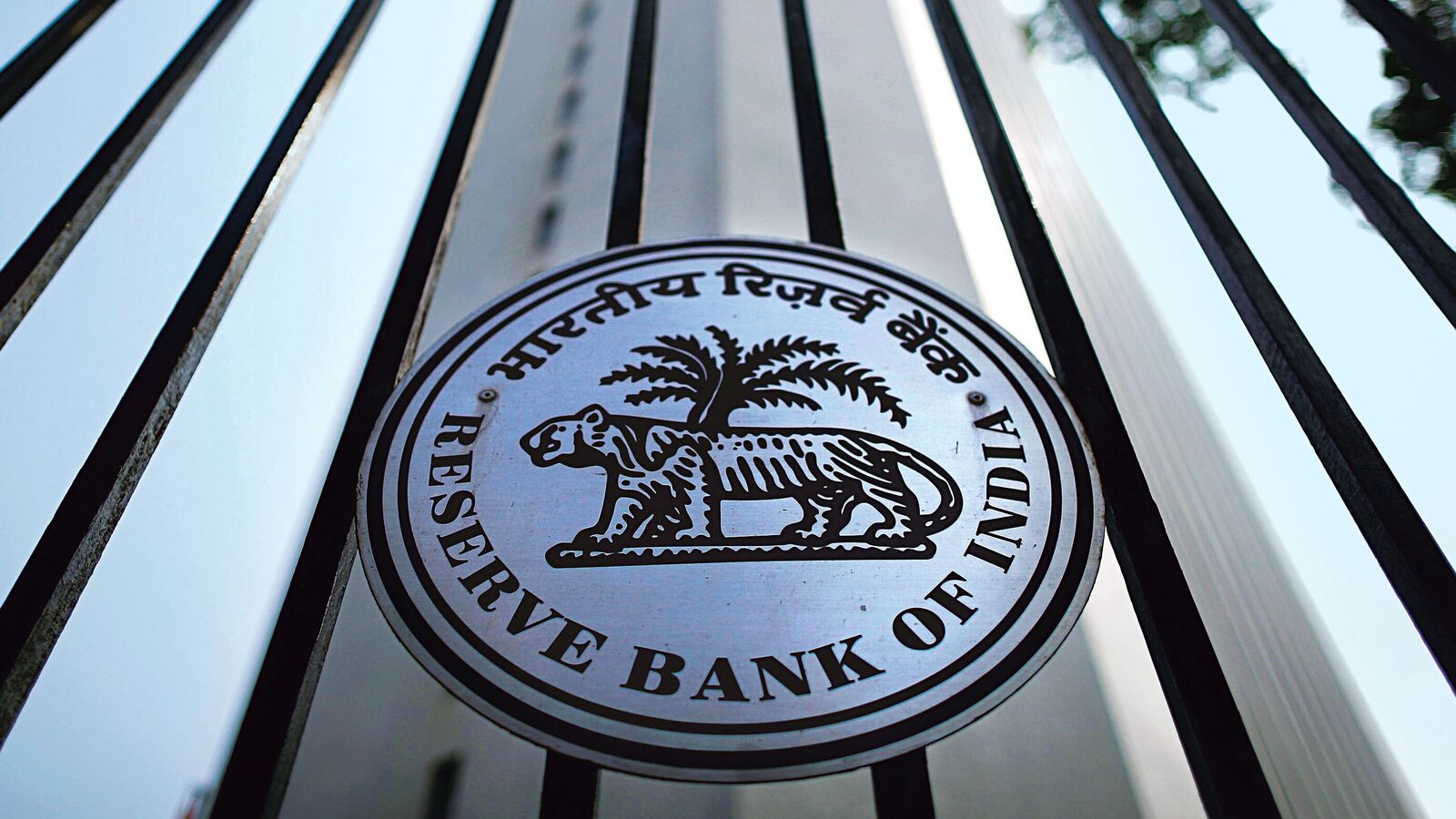 RBI Canceled the Lucknow-based HCBL cooperative bank license for compliance with rules | Mint