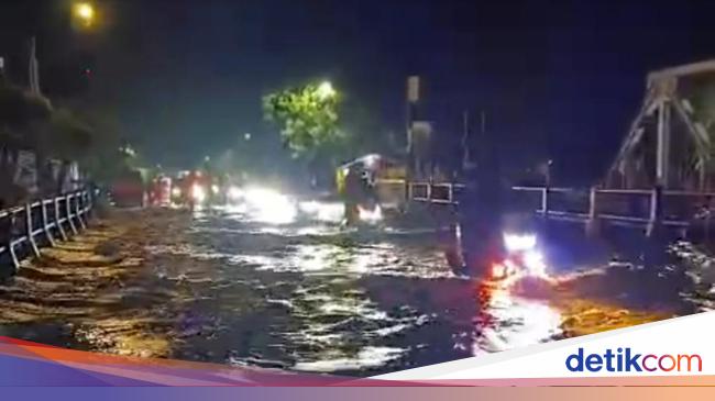 The pasuruan pantura path is flooded due to the overflowing river is traffic derived