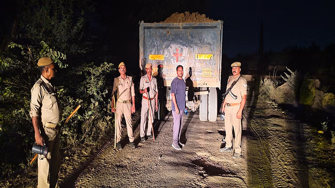 ADM attacked the team at night at night, caught illegal mining and seized two dumers