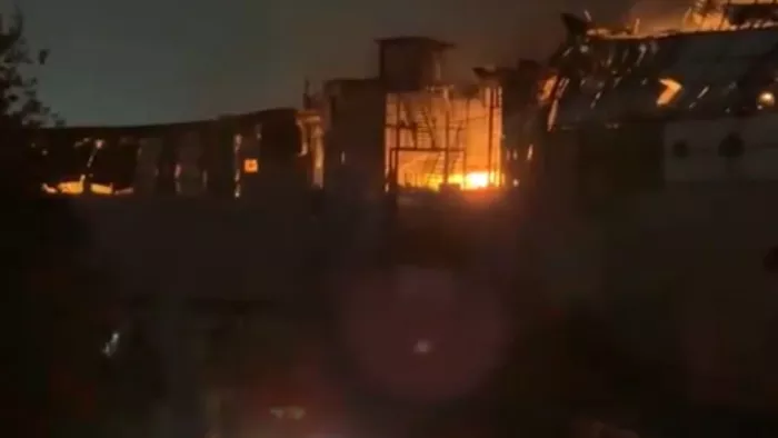 Gurugram: Fierce Fire in Furniture Warehouse at Atul Qataria Chowk, fire trucks on the spot – NCR A Hugfirand broke out in a furniture suit at Atul Qataria Chowk firefights.
