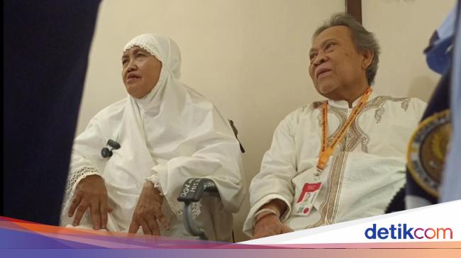 Thank God the elderly pilgrims to the pilgrimage together: Pilgrims help, all
