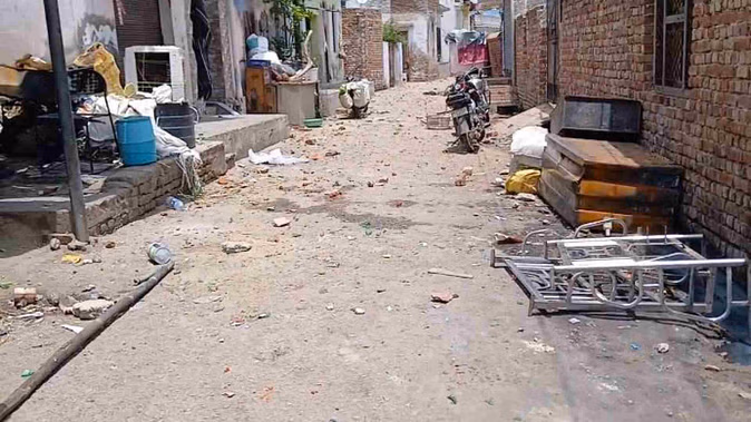 Bloody battle over a junk shop in Bharatpur, attacked with brick stone and bottles, 12 injured