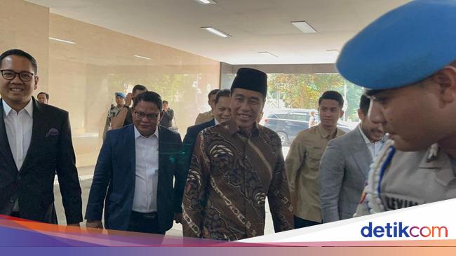 Jokowi arrived at Barekrim to provide information on the accusations of false diplomas