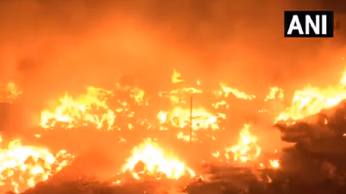 Fel fire in 60 Godowns of Raninangal Village, Sky Red, 2 km away from flames