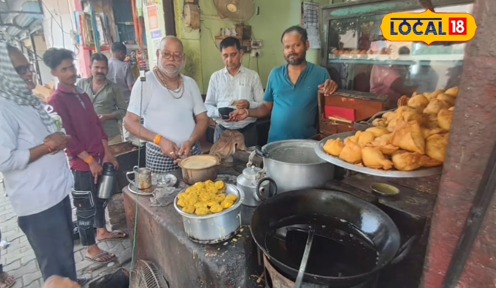 The shop of Azamgarh where parliament takes place every night every issue is discussed