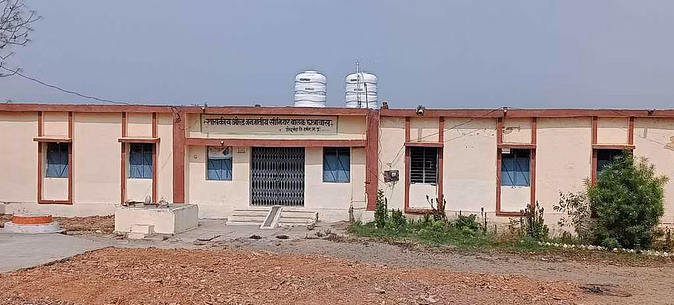 Hostel closed in Damoh and counted students in schools, applied to take council exams again