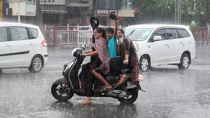 Again: In Delhi-NCR, rain dropped havoc, lights and poles and trees on the street; 12 Death in UP – Weather Update Northern India Heatwave Summer Savre Rain Forecast Imd Delhi NCR to increase Bihar Haryana Punjab Kashmir Himachal